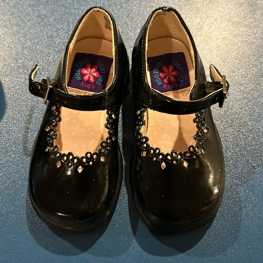 Mootsie Tootsies toddler size 5, black patent leather shoes. Barely worn.